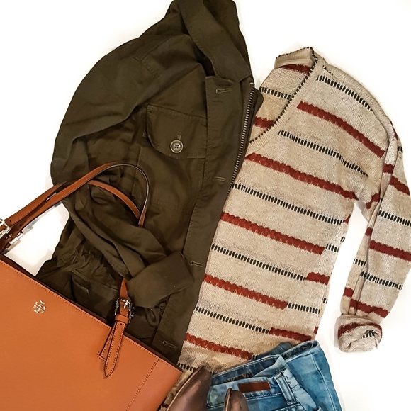 Striped High-Low Knit V-neck Sweater - Picture 4 of 7